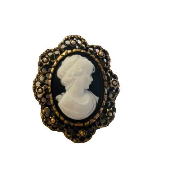Cameo lady pin in brass colored filigree setting - Picture 1 of 4